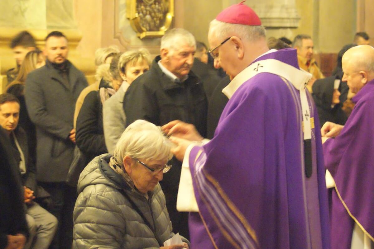 Środa Popielcowa 2026: czy jest post, co można jeść, czy trzeba iść do kościoła? Wszystko, co musisz wiedzieć