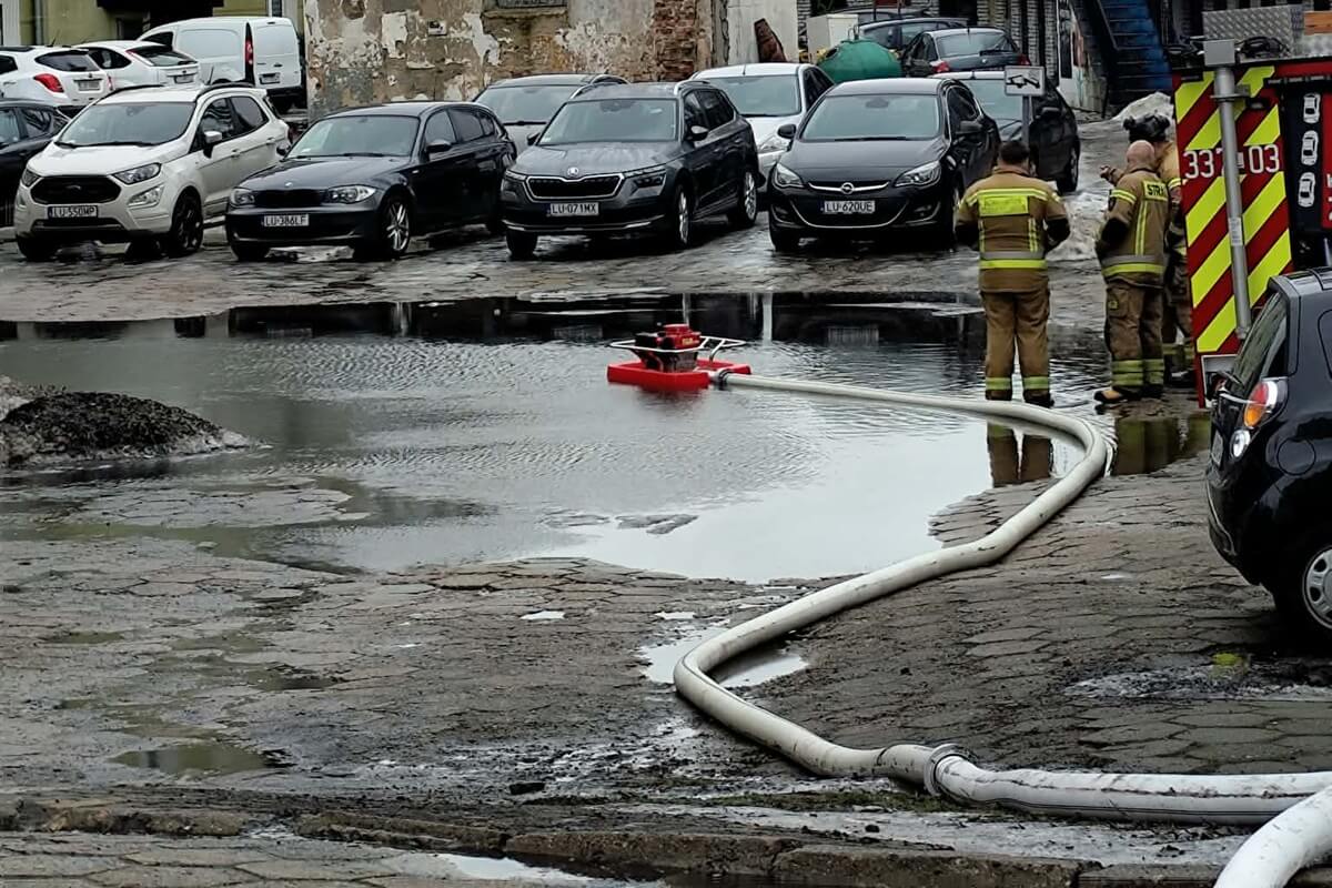 Roztopy dają się we znaki w Lublinie. Strażacy wypompowali wodę z zalanego podwórka przy Kunickiego