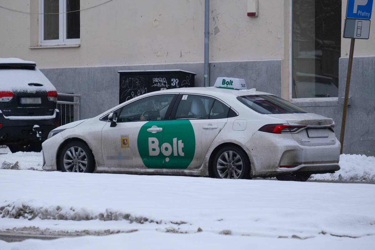 Napadał na sklepy z nożem, podjeżdżał taksówką. 26-latek trafił za kratki