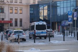 taksowki i radiowoz policji przed dworcem pkp cba30e1e19b2