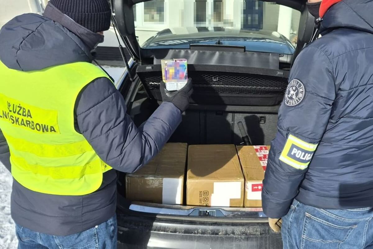 Nielegalne e-papierosy i prawie 50 litrów olejków. Policja zatrzymała 41-letniego mieszkańca powiatu lubelskiego