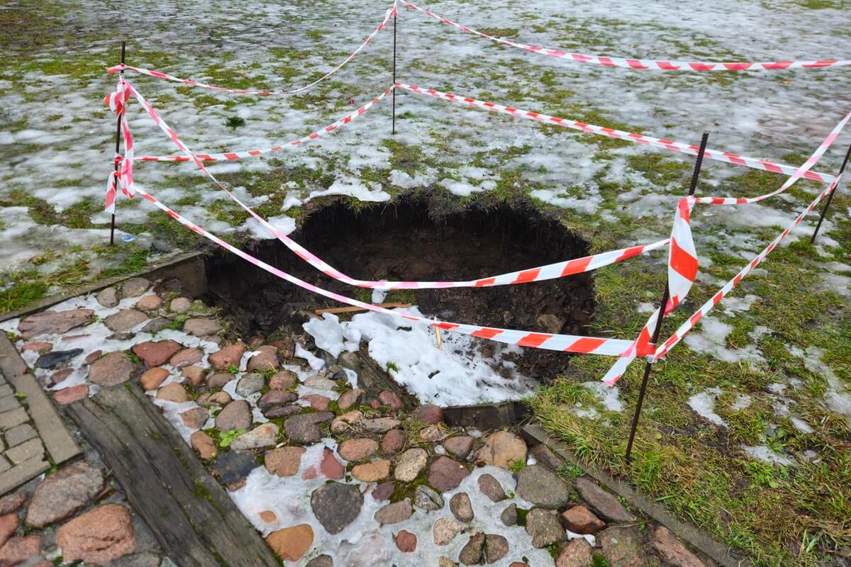Zapadlisko na placu w centrum Lublina. Dziura ma ponad 3 metry szerokości i metr głębokości [ZDJĘCIA]