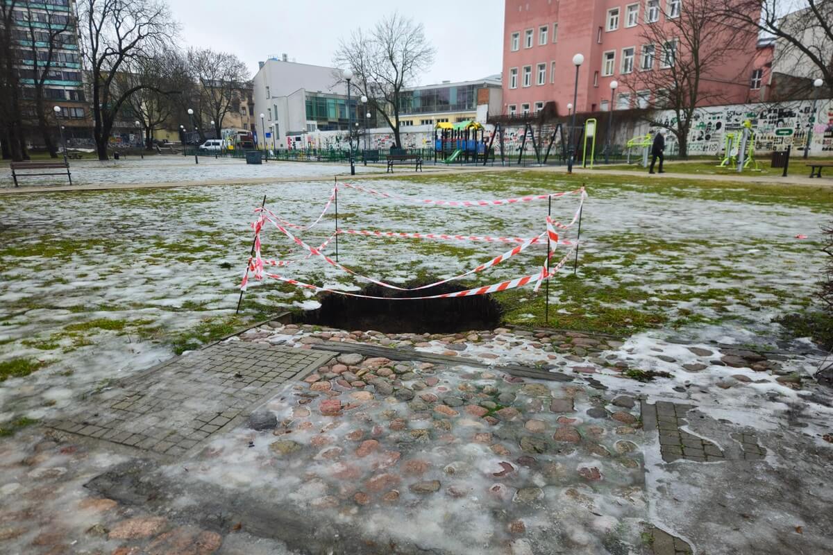 Zapadlisko na Placu Lecha Kaczyńskiego w Lublinie