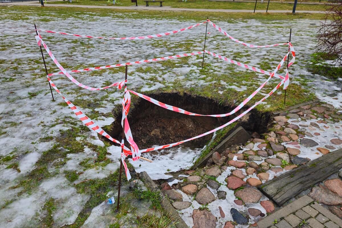 Zapadlisko na Placu Lecha Kaczyńskiego w Lublinie