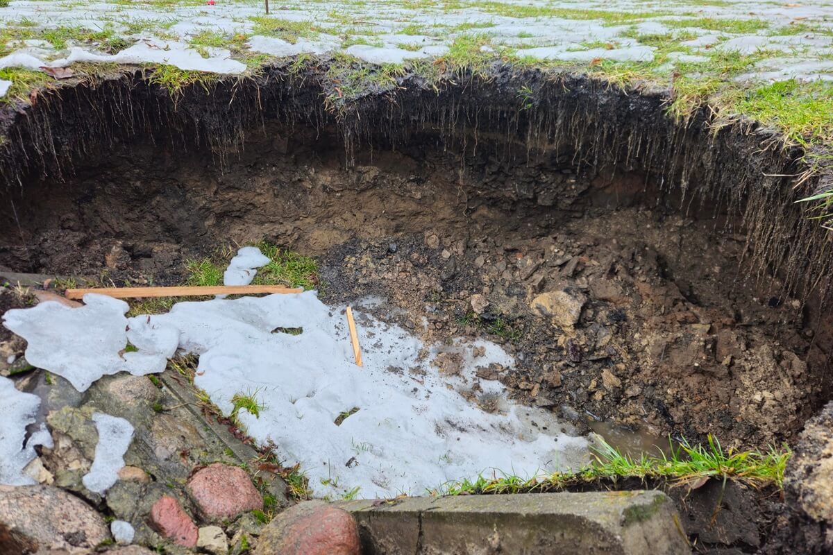 Zapadlisko na Placu Lecha Kaczyńskiego w Lublinie