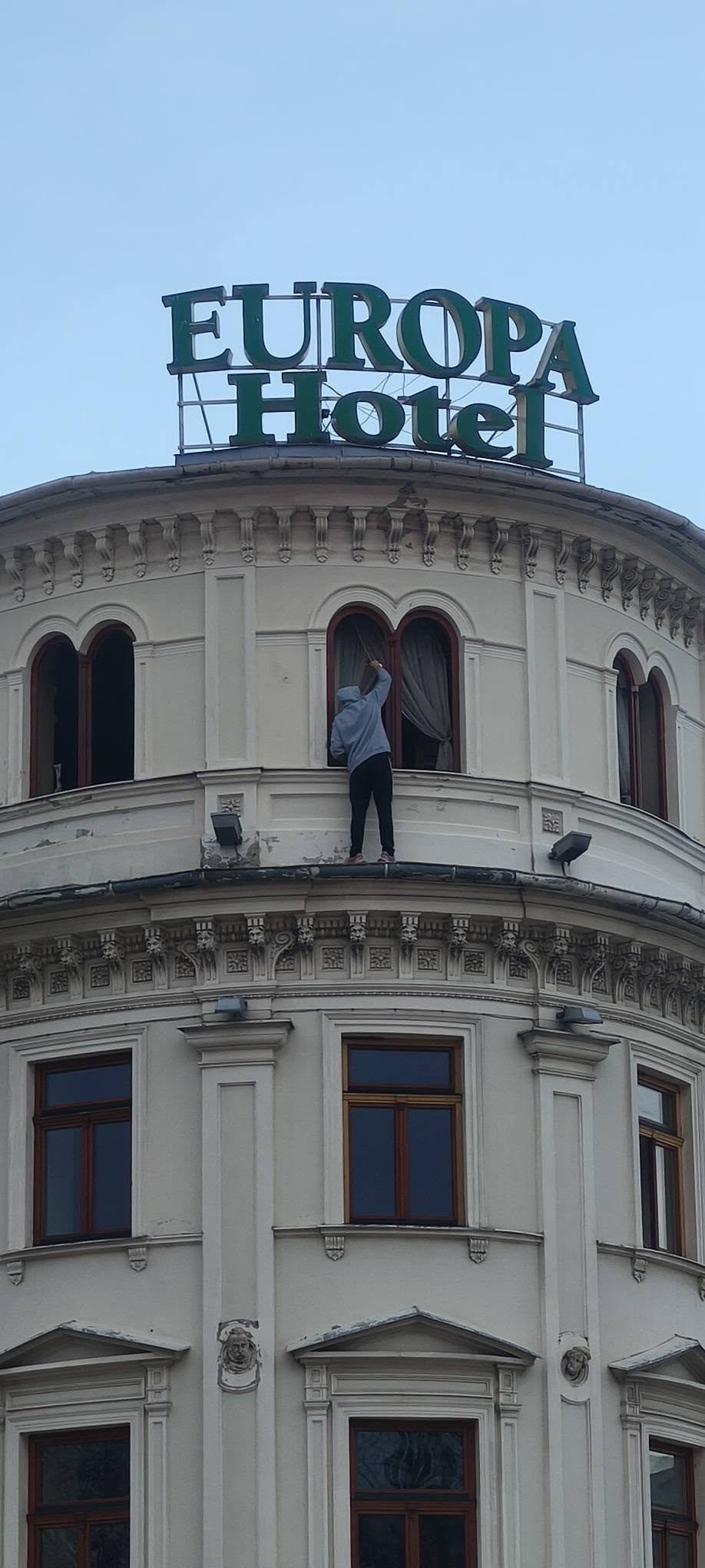 Malował ramę okna na trzecim piętrze remontowanego Hotelu Europa bez zabezpieczeń