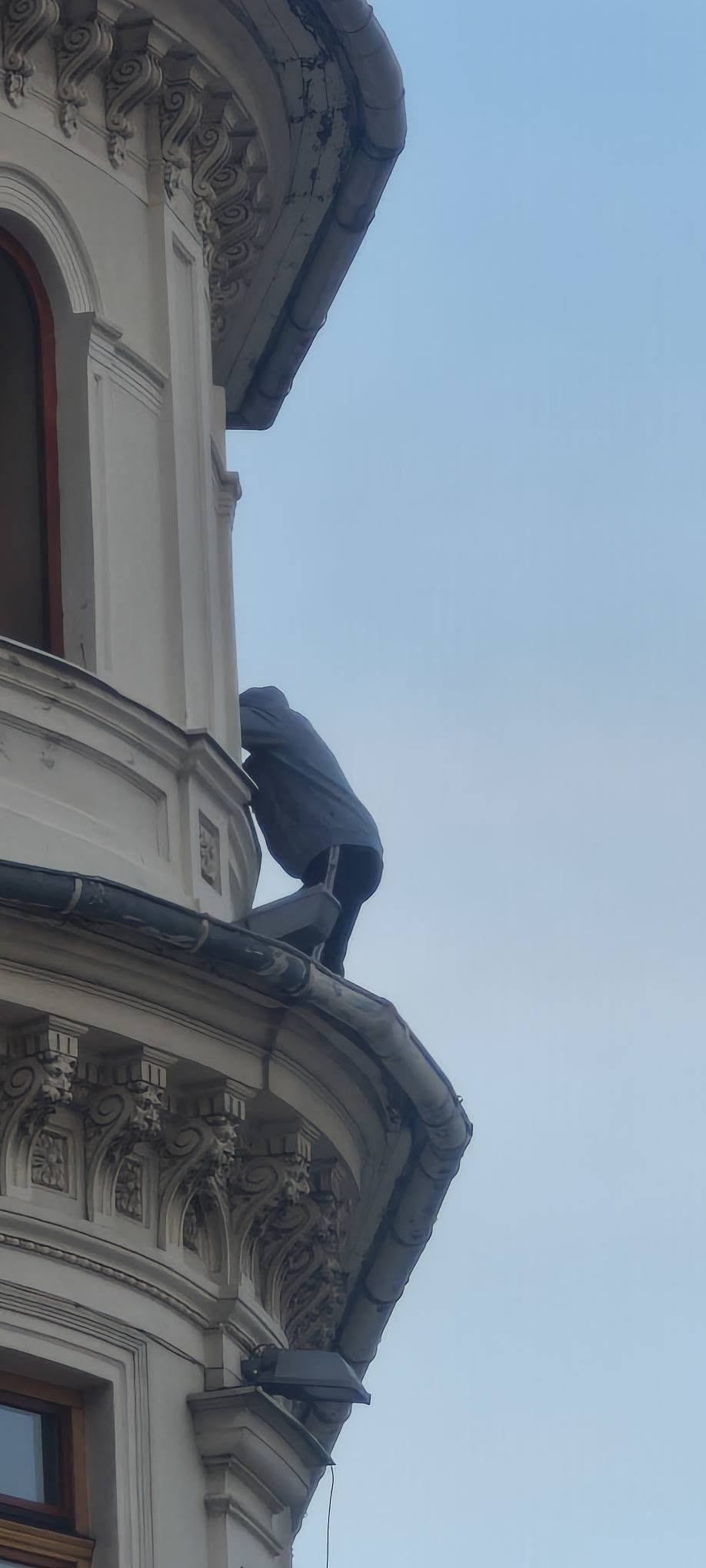 Malował ramę okna na trzecim piętrze remontowanego Hotelu Europa bez zabezpieczeń