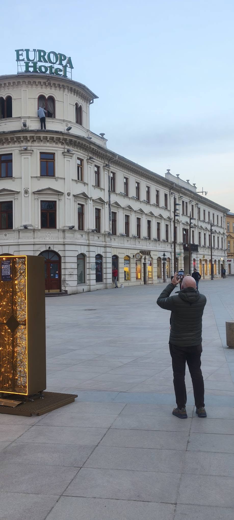 Malował ramę okna na trzecim piętrze remontowanego Hotelu Europa bez zabezpieczeń