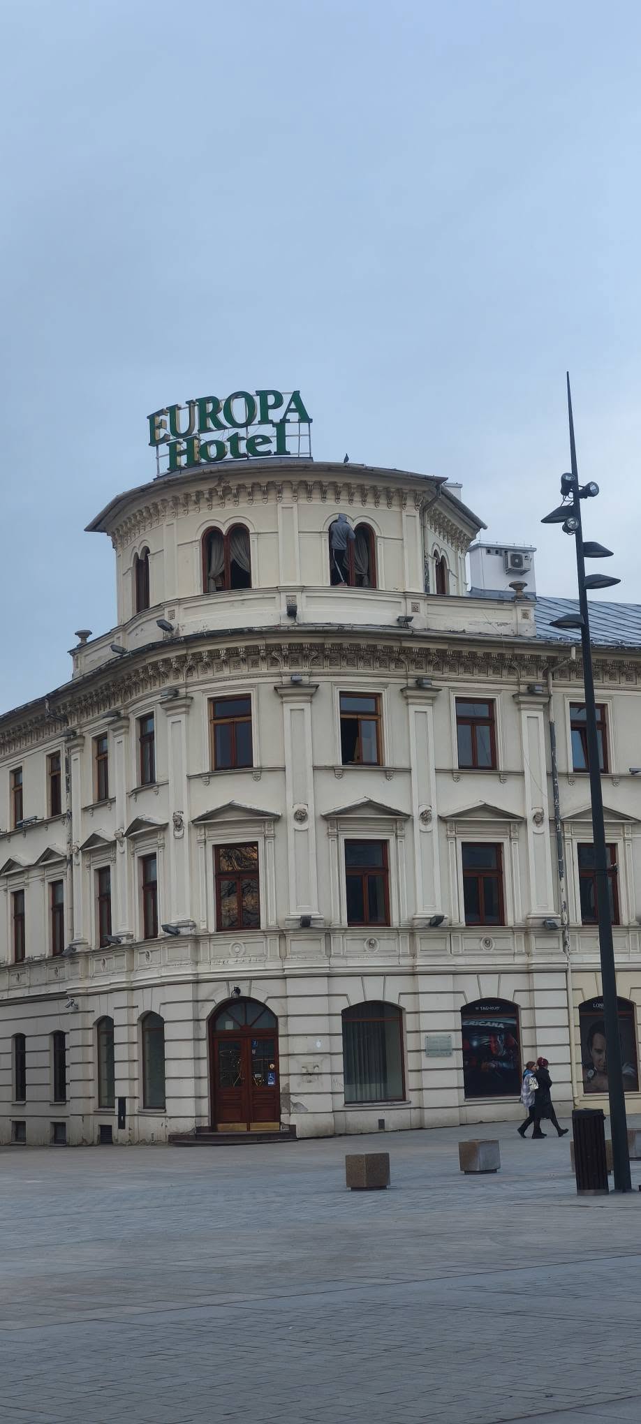 Malował ramę okna na trzecim piętrze remontowanego Hotelu Europa bez zabezpieczeń