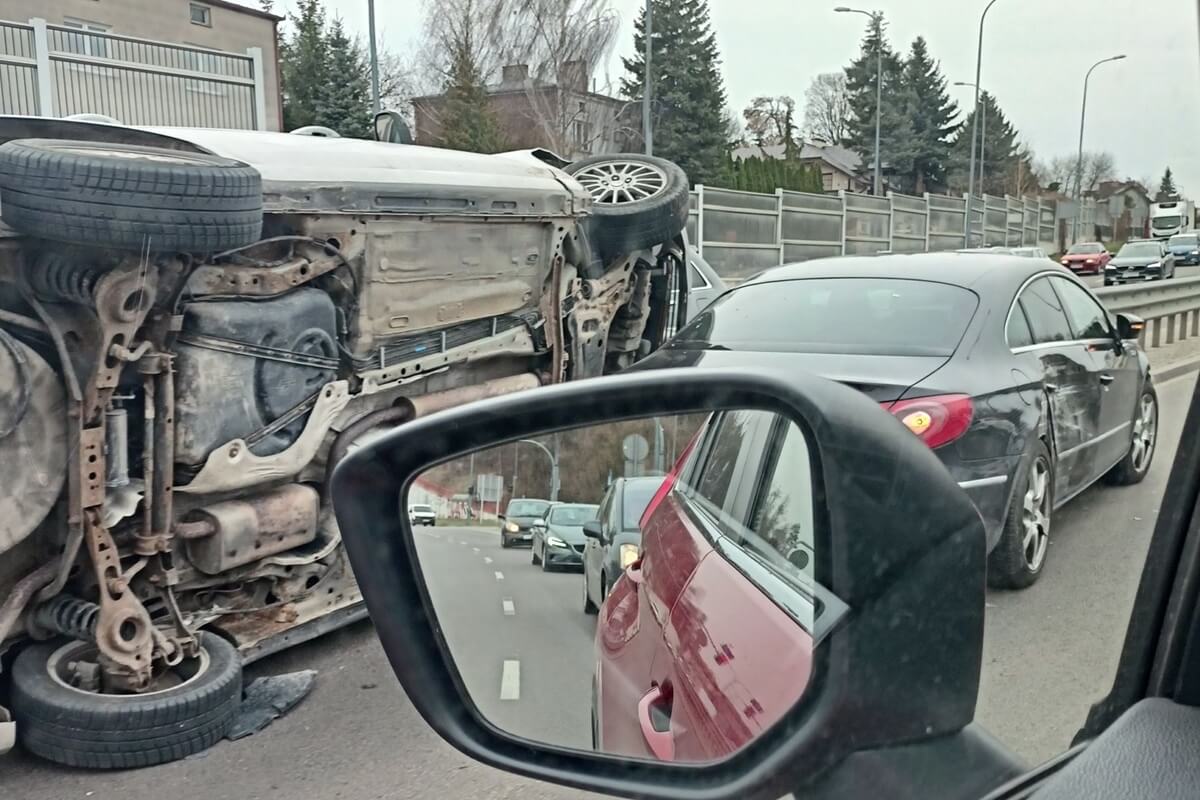 Auto na boku na skrzyżowaniu. Ogromne utrudnienia w rejonie ul. Ducha