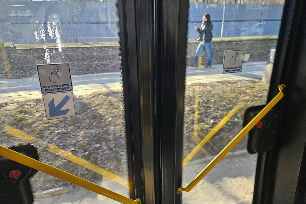 Brak naklejki z kodem QR na drzwiach