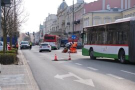 drogowcy poziomujacy studzienki na krakowskim przedmiesciu 2572ccac48ce