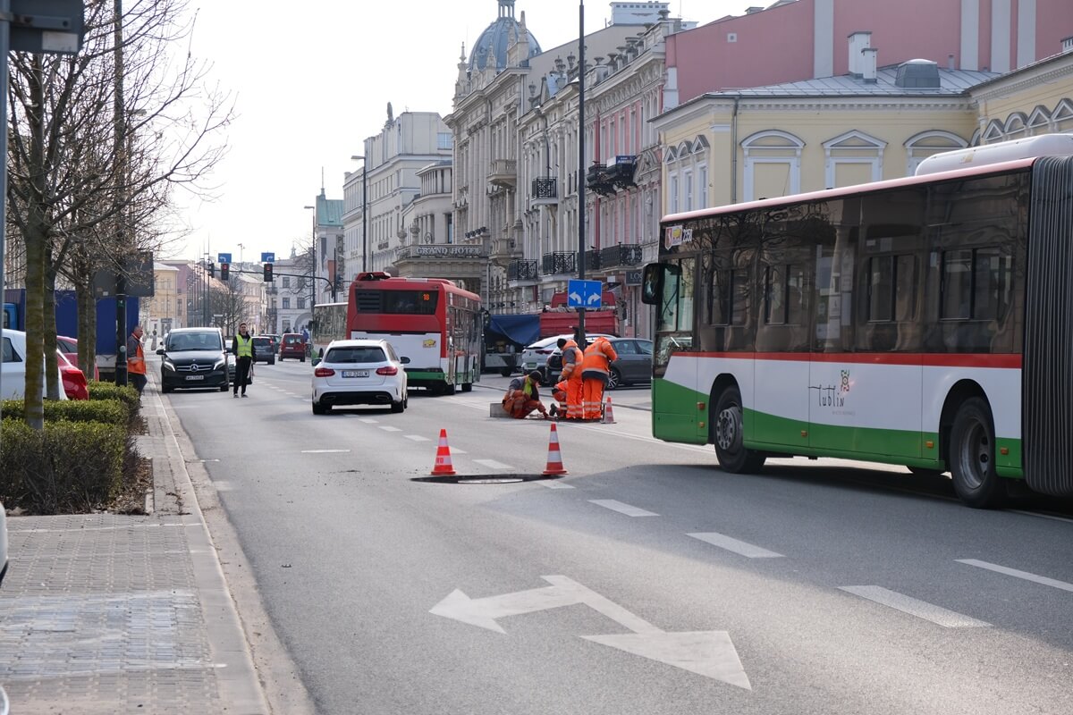 Kierowcy lawirują między pachołkami. Spore utrudnienia w ruchu na Krakowskim Przedmieściu [ZDJĘCIA]