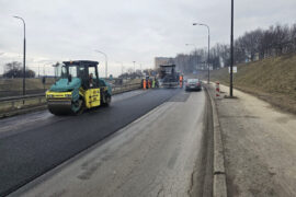 drogowcy wymieniajacy asfalt na witosa 56baffe22c89
