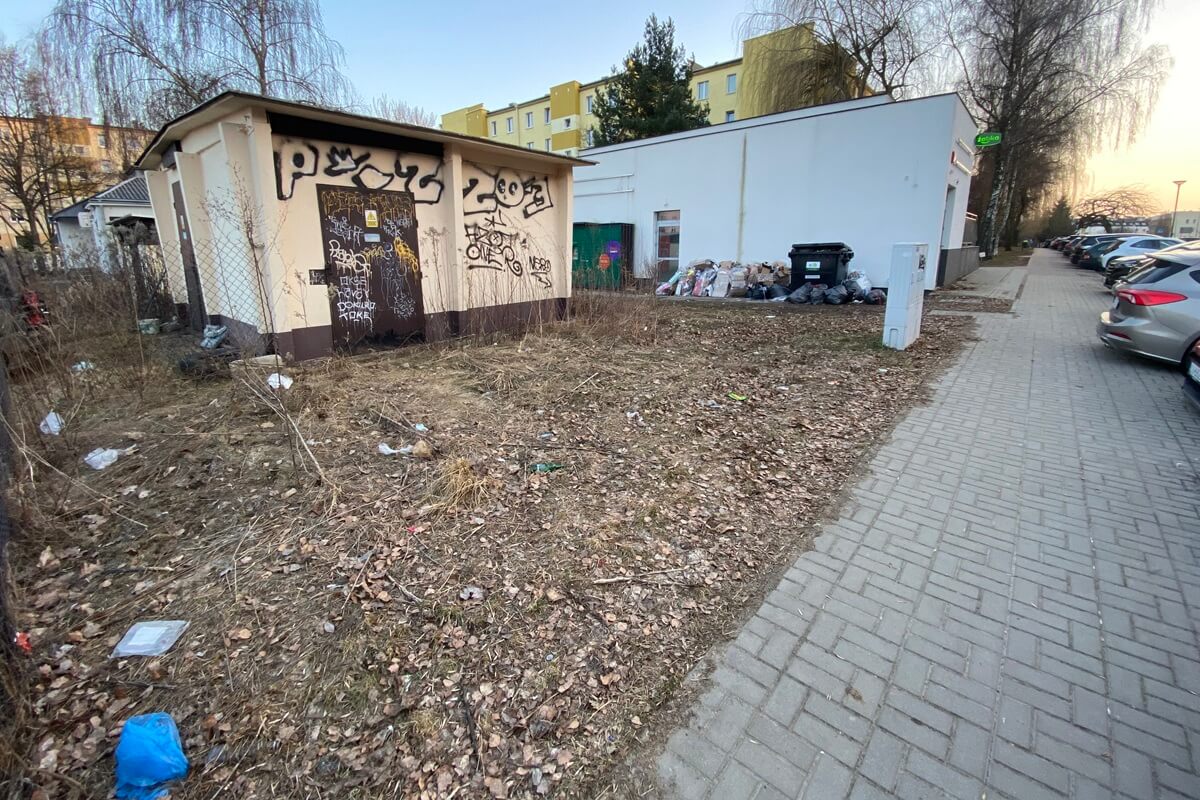 „Dzikie wysypisko” w środku osiedla Poręba w Lublinie. Śmieci przy Żabce zalegają od ponad dwóch tygodni [ZDJĘCIA]