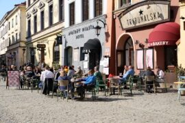 ludzie siedzacy w ogrodku gastronomicznym na starym miescie fa89c1fc913b