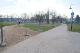 Błonia pod Zamkiem już otoczone płotem. Teren jest już oficjalne placem budowy, ale jeszcze można przez niego przejść