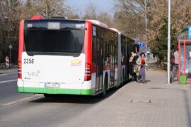 pasazerowie wysiadajacy z autobusu linii 18 84f81fbedbbd