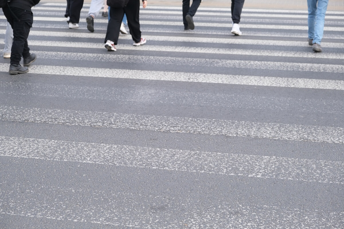 Grupa przedszkolaków weszła na przejście przy czerwonym świetle. Dzieci musiały uciekać przed autami