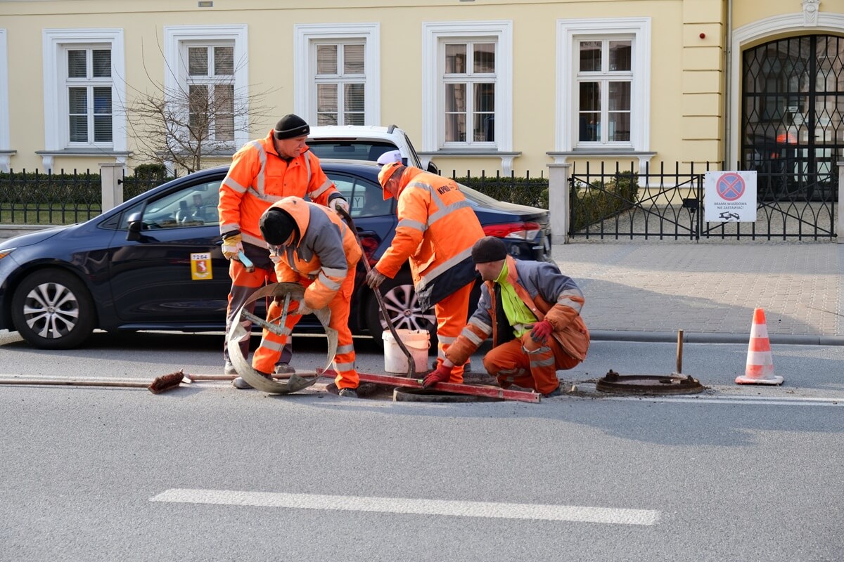 Regulacja studzienek na ul. Krakowskie Przedmieście