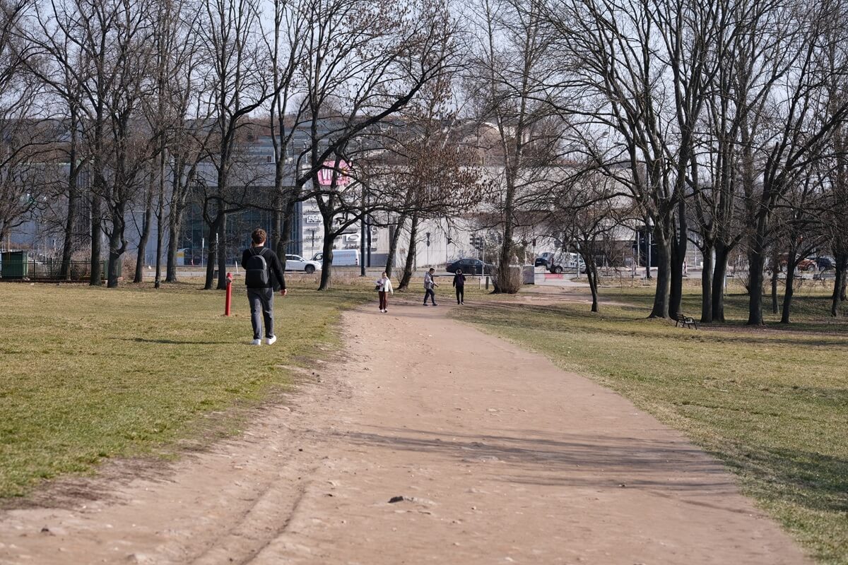 Start przebudowy Błoni pod Zamkiem z tygodniowym opóźnieniem. Na razie skrót dla pieszych pozostanie dostępny