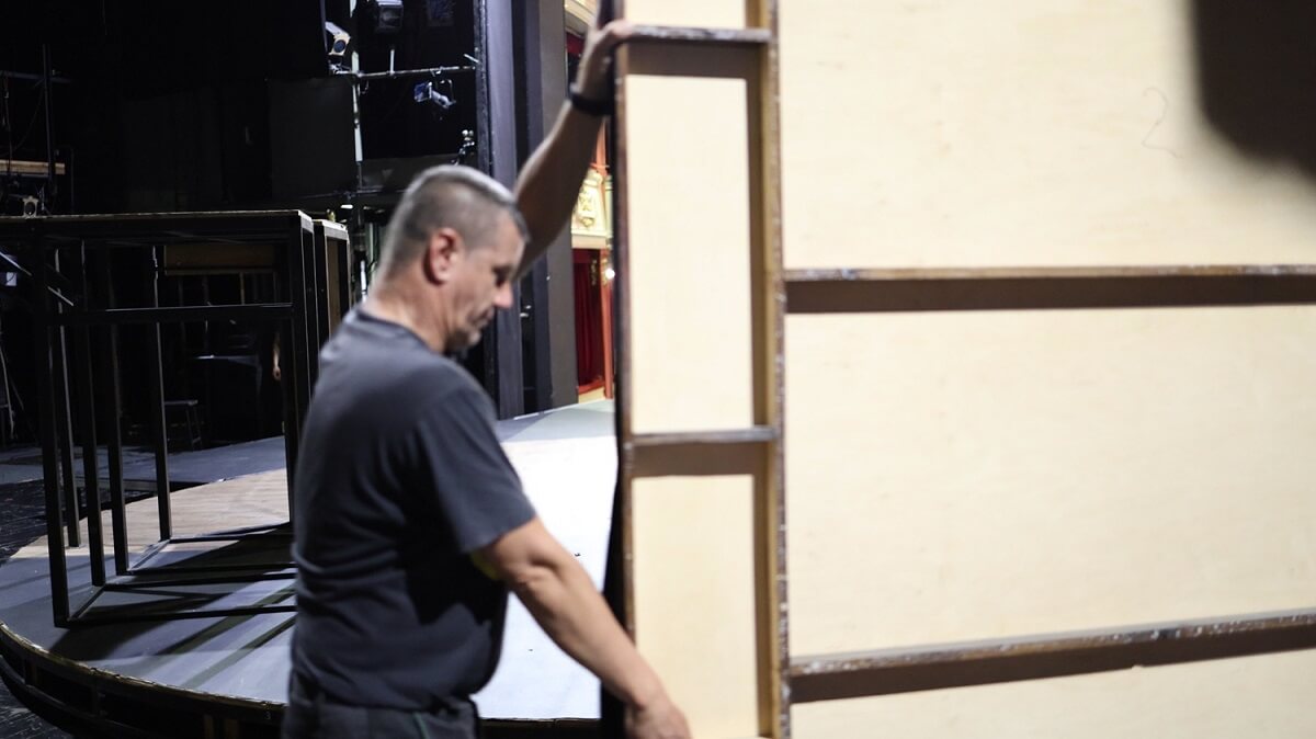 Pracownik techniczny Teatru Osterwy