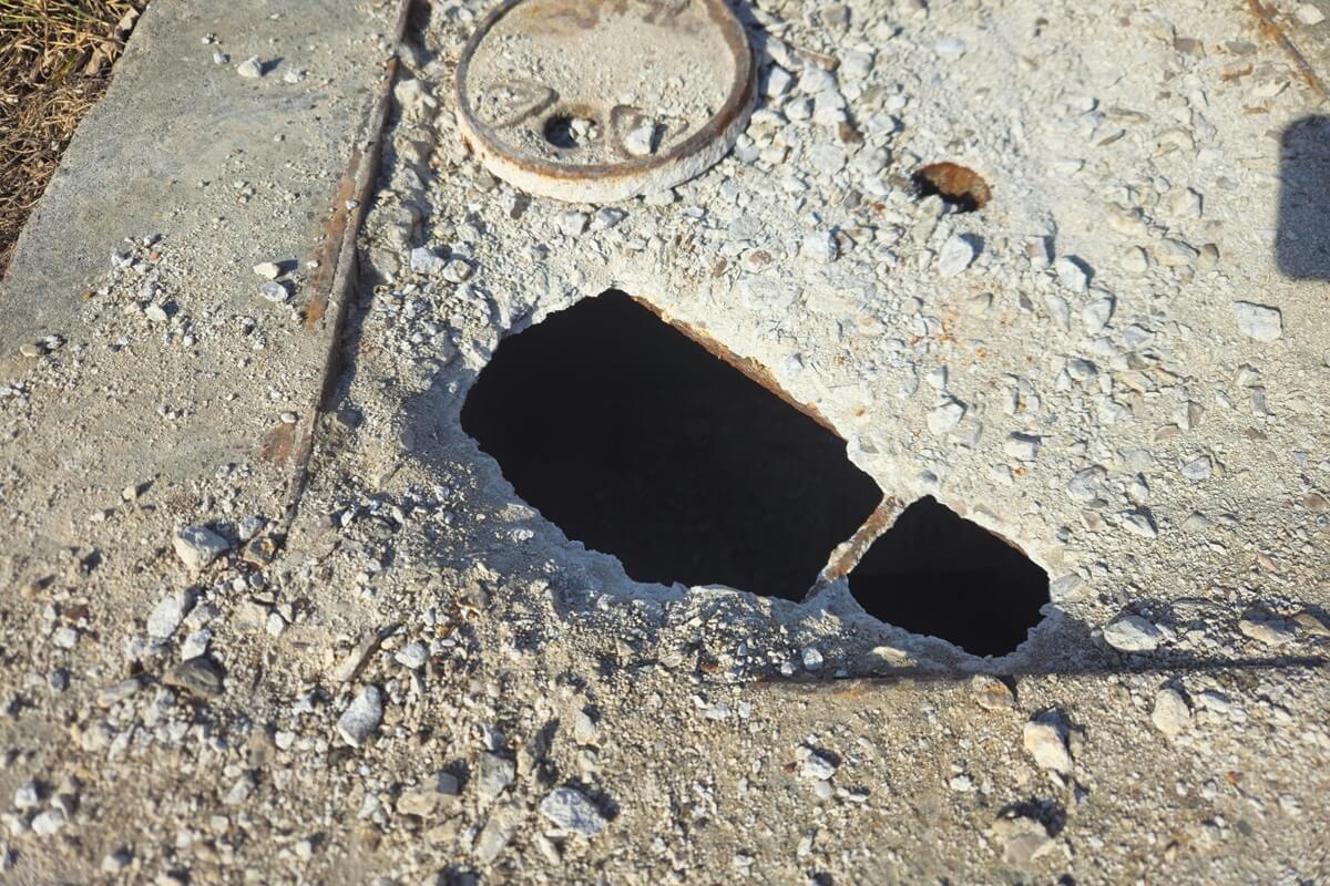 Niebezpieczne włazy na lubelskich chodnikach. ZDiTM interweniuje po naszym zgłoszeniu [ZDJĘCIA]