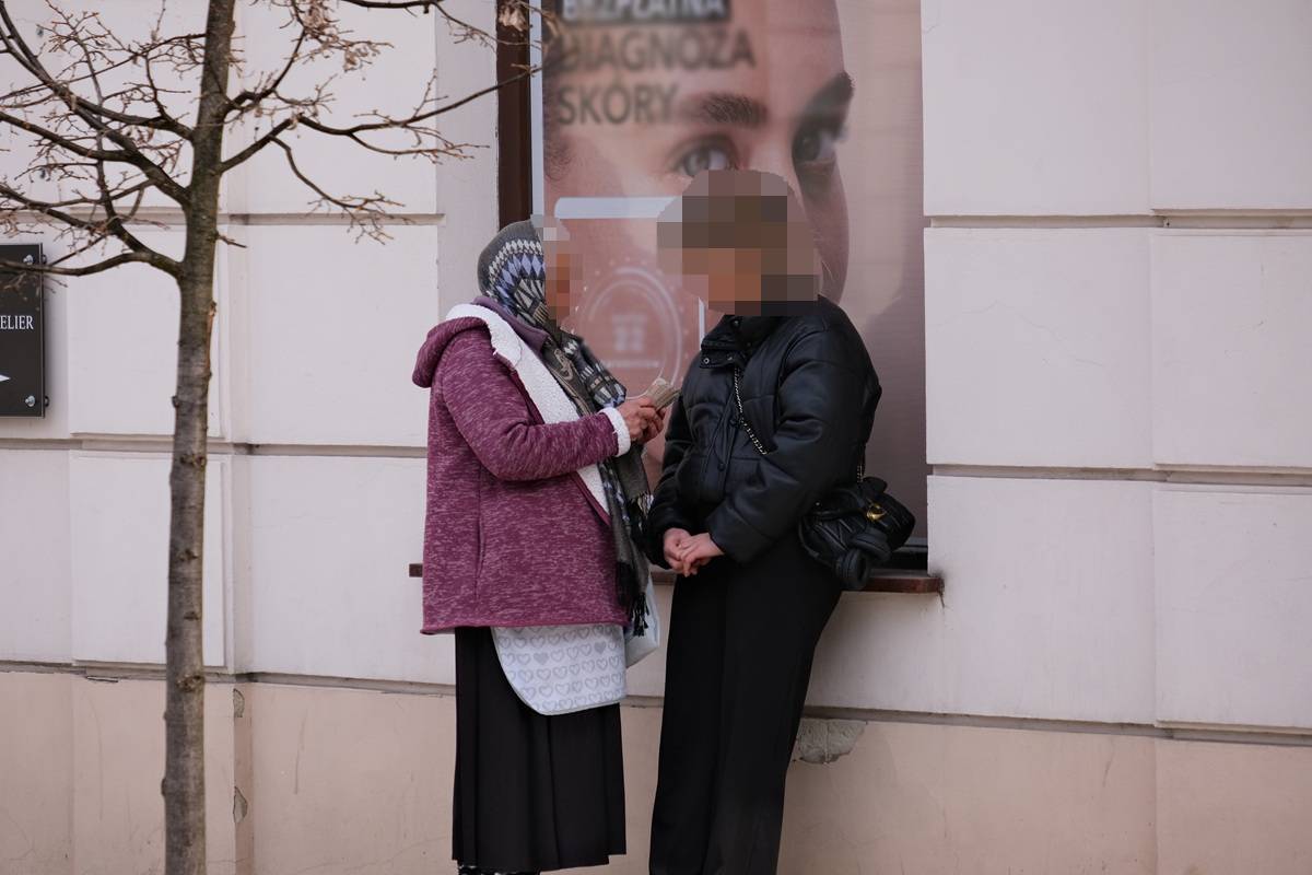 Wróżka-naciągaczka wróciła na deptak. Ostrzegaliśmy już w ubiegłym roku, ona dalej działa