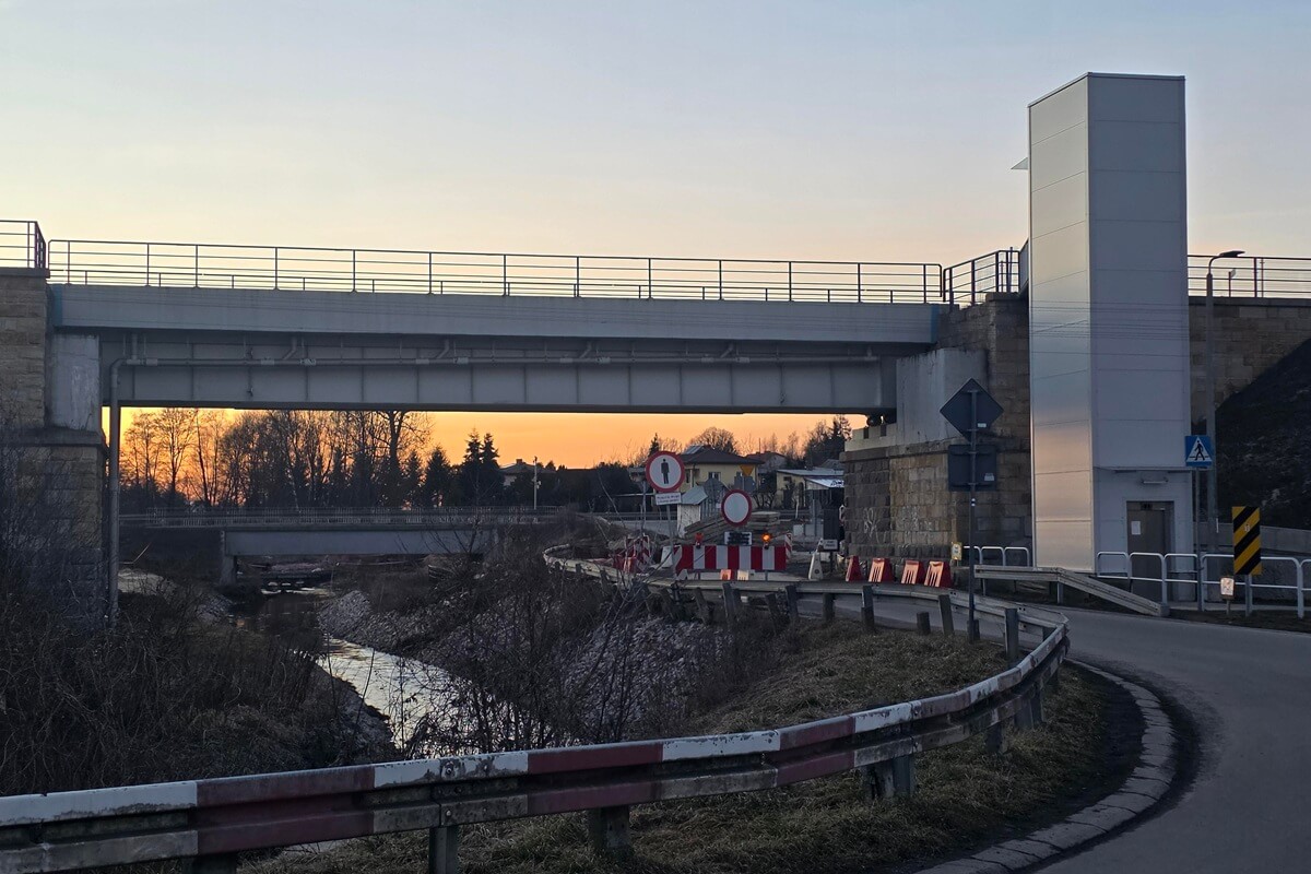 Zamknięty przejazd pod wiaduktem w Ciecierzynie