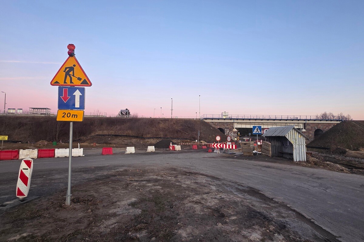 Zamknięty przejazd pod wiaduktem w Ciecierzynie