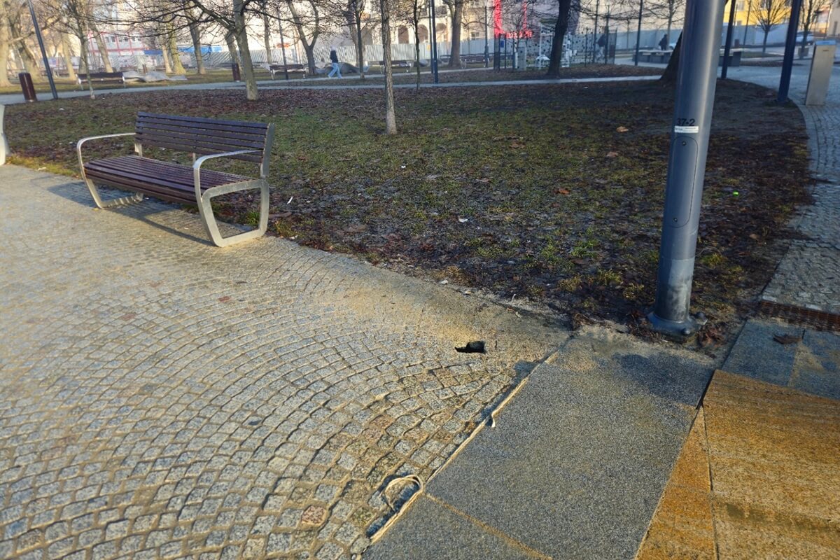 Zapadnięty chodnik na Placu Litewskim