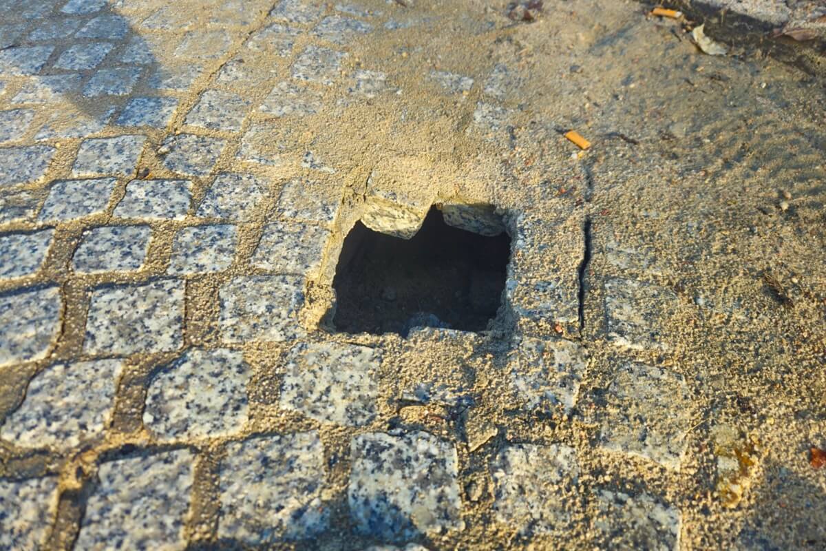 Zapadnięty chodnik na Placu Litewskim