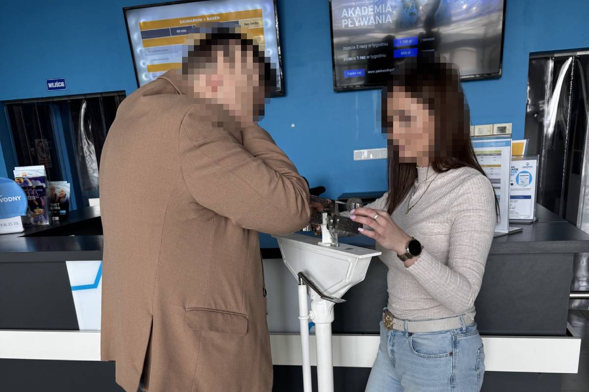 „Ważenie” klientów przed wejściem na basen? Kontrowersyjny wpis podzielił internautów