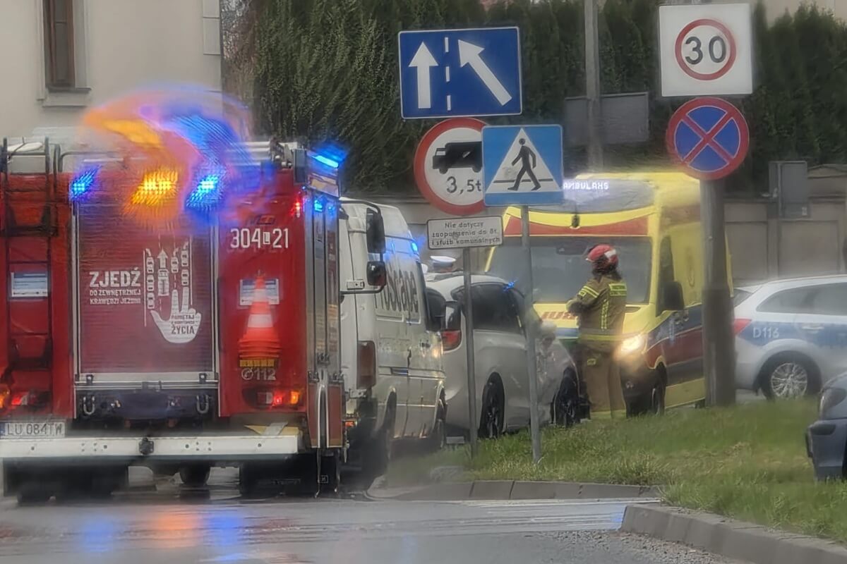 Zderzenie aut w centrum Lublina. Bus uderzył w bok chevroleta, jedna osoba w szpitalu [ZDJĘCIA]