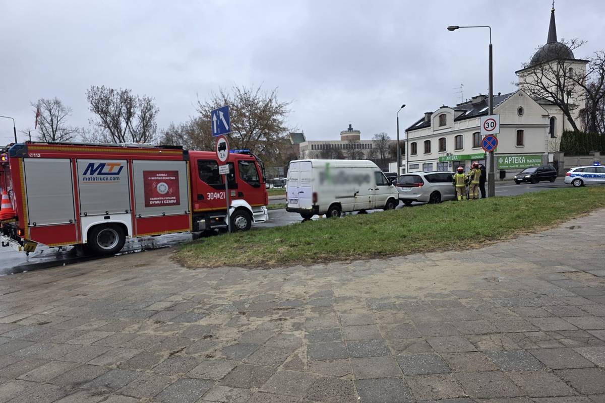 Zderzenie busa z chevroletem na rondzie Mohyły