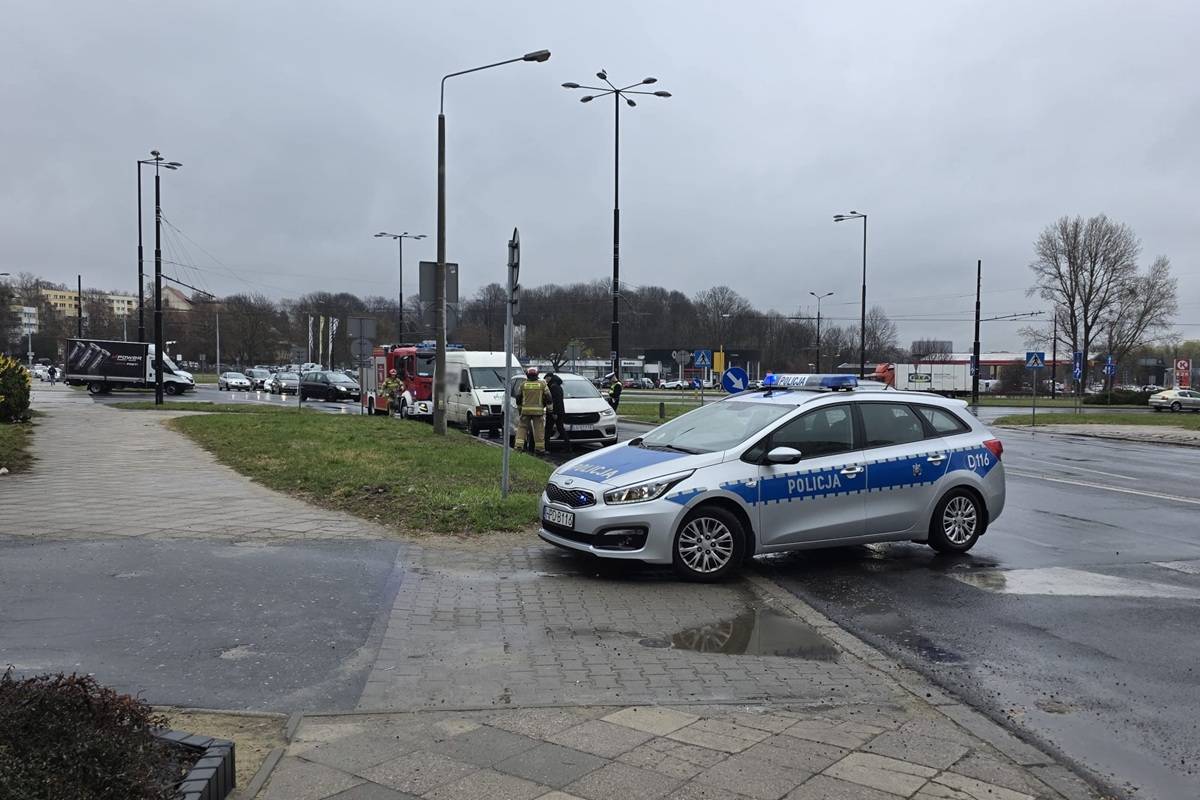 Zderzenie busa z chevroletem na rondzie Mohyły