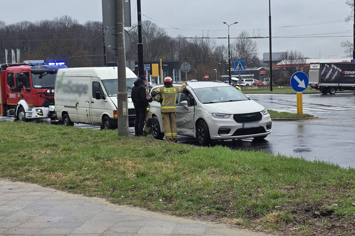 Zderzenie busa z chevroletem na rondzie Mohyły