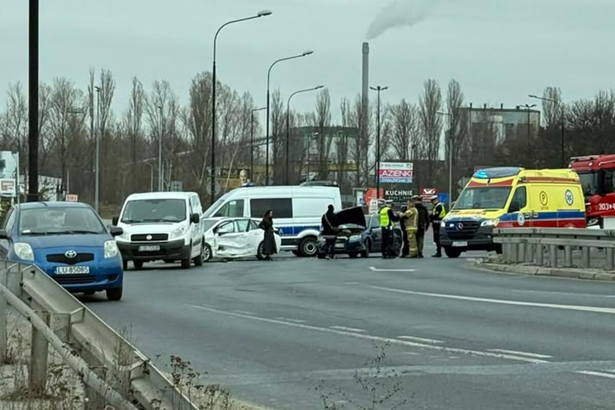 Wypadek na rondzie przy Makro w Lublinie. Jedna osoba w szpitalu, duże utrudnienia w ruchu