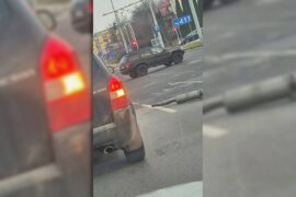 zgubiony tlumik na skrzyzowaniu f6785963c8cf