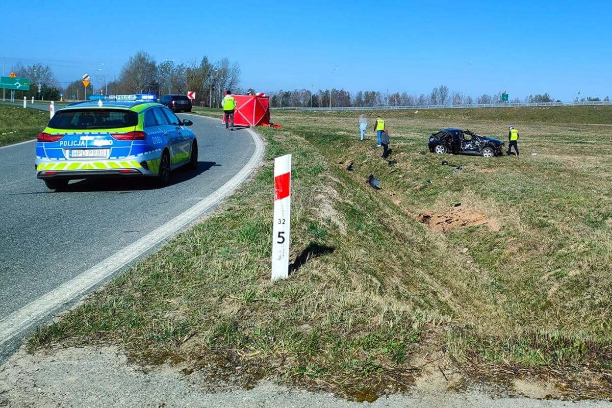 Tragiczny poranek na krajowej siedemnastce. 23-latek zginął w roztrzaskanym Audi [ZDJĘCIA]