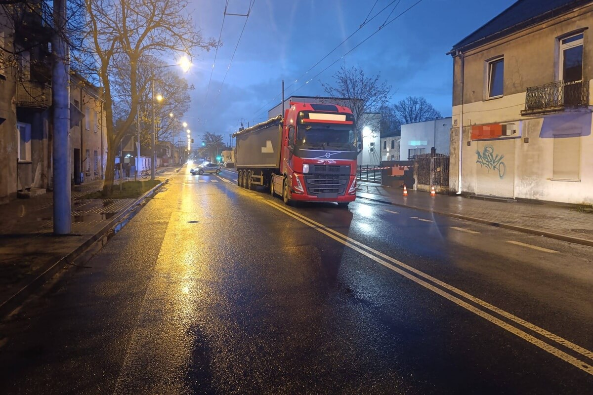 Kierowca ciężarówki potrącił pieszego na przejściu dla pieszych na ul. Krochmalnej