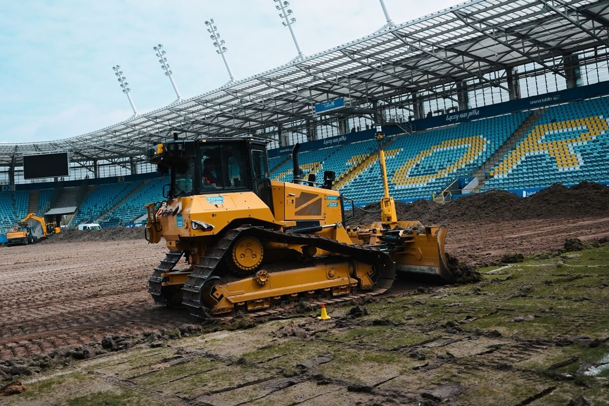Wielka operacja na Arenie Lublin! Ciężki sprzęt zdziera starą murawę [ZDJĘCIA]
