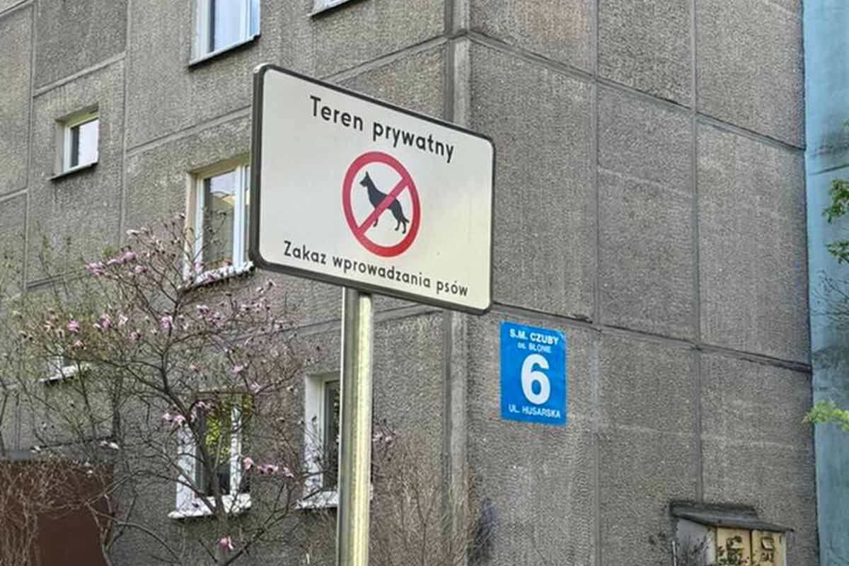 Znaki informujące o zakazie wyprowadzania psów na osiedlu Błonie w Lublinie