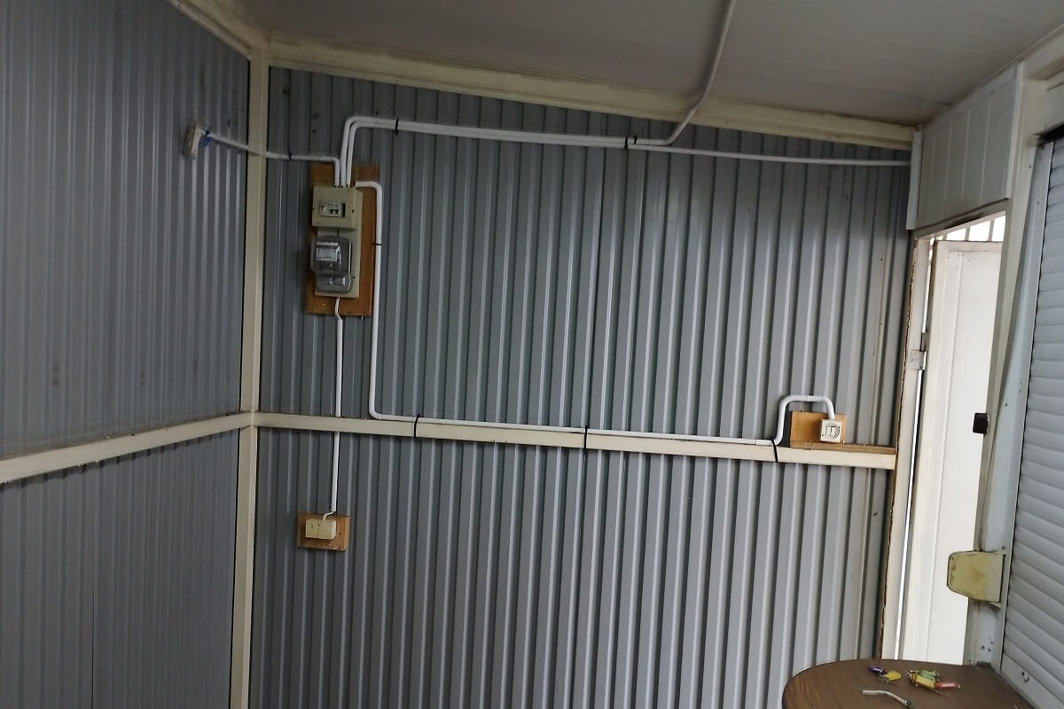 Ściana z instalacją elektryczną w pawilonie