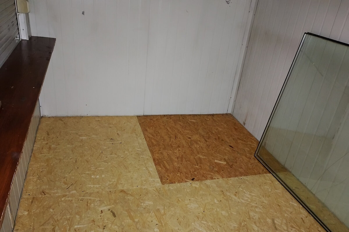 Drewniana podłoga w pawilonie