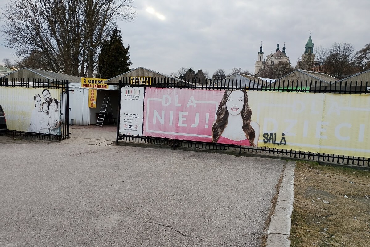 Wejście na Targ Pod Zamkiem