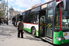 autobus na przystanku pasazerowie a2d9ccce8017