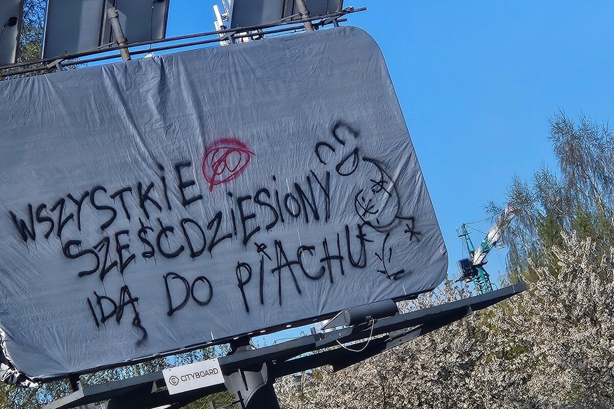 Skandaliczny napis na ul. Filaretów. Ktoś oszpecił billboard przy przystanku