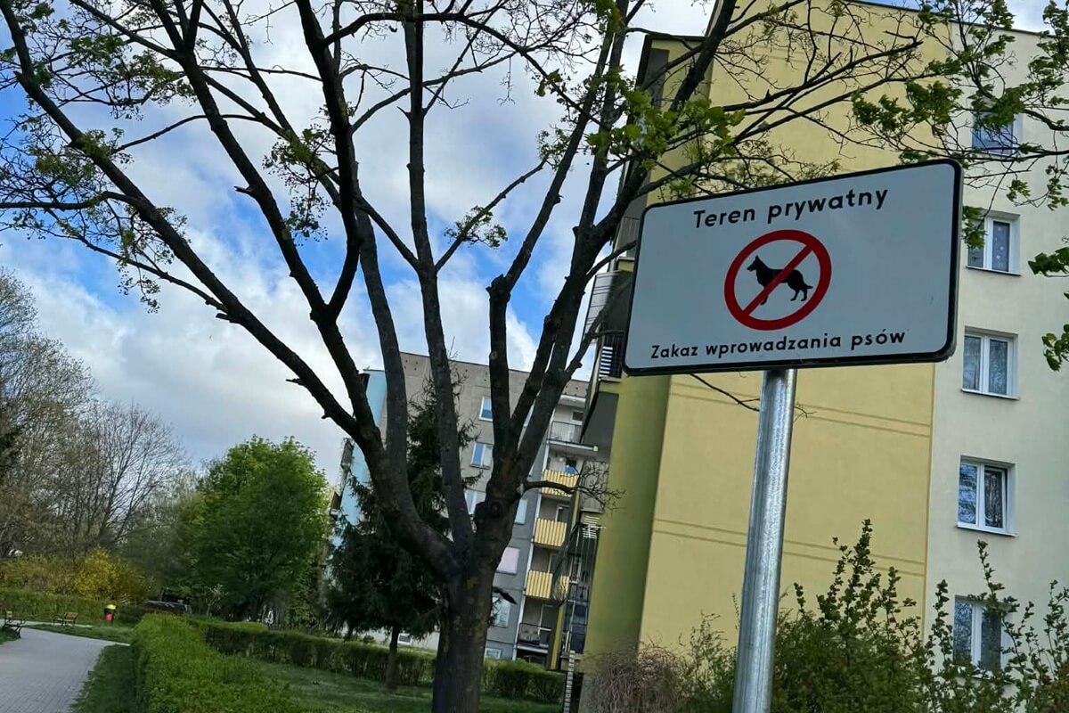 Znaki informujące o zakazie wyprowadzania psów na osiedlu Błonie w Lublinie