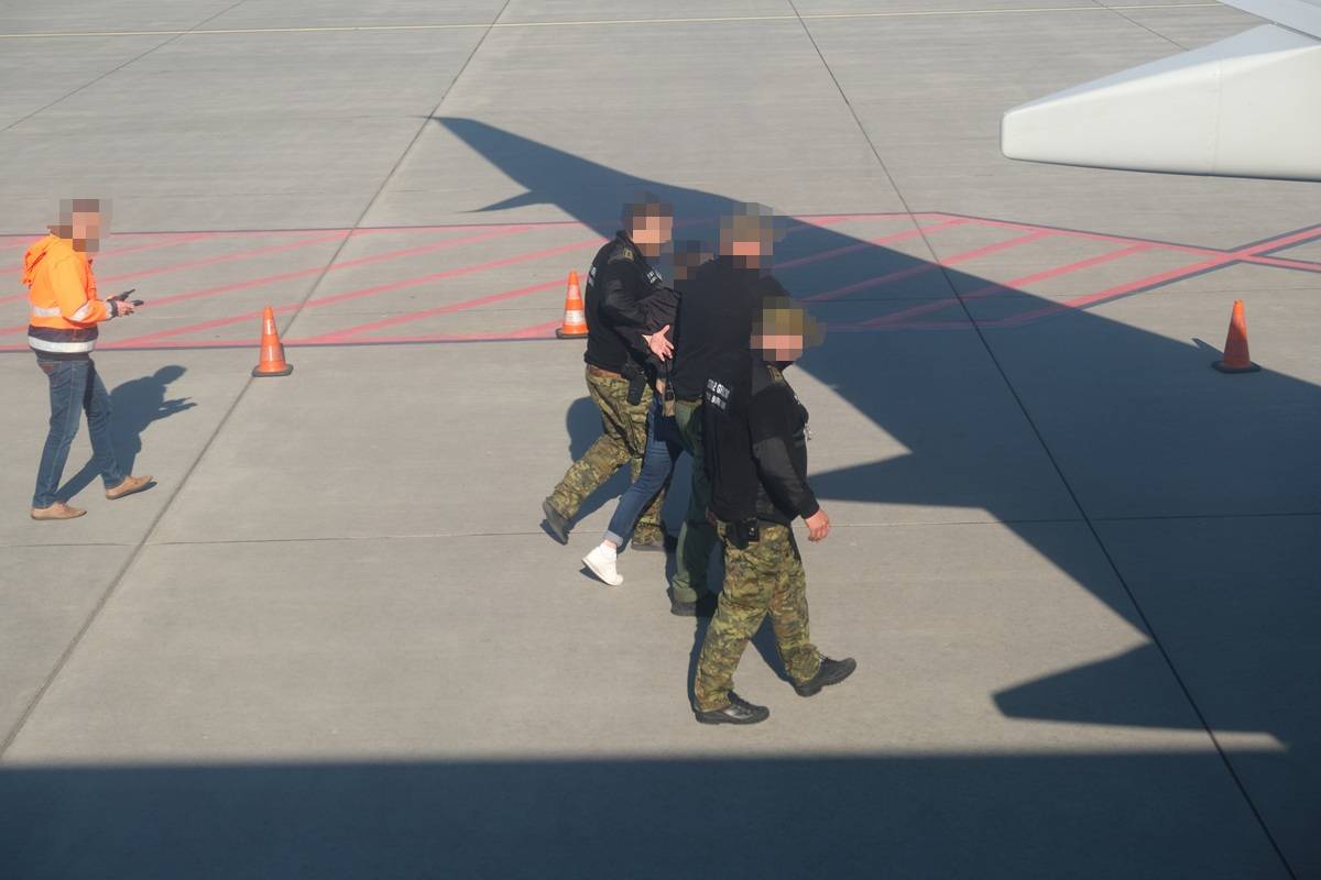 Awantura w samolocie z Lublina. Agresywny i pijany pasażer zatrzymany na pokładzie